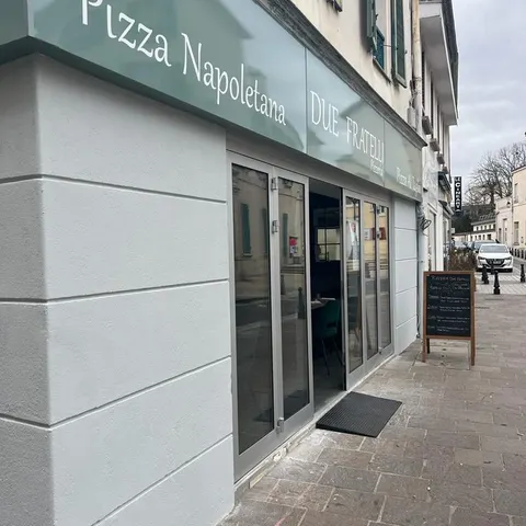 L’entrée, rue des Anciennes Mairies, Due Fratelli Nanterre